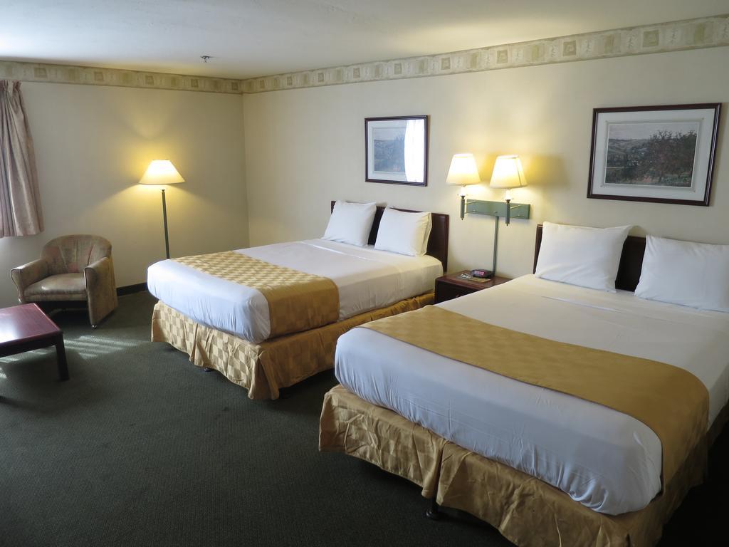 Country Inn Ontario Exterior photo